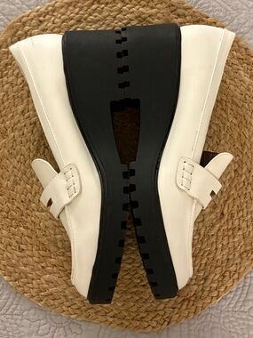 Dolce Vita Women’s  White Leather Slip-On Loafers with Black Lug Sole🤍🖤 sz 10